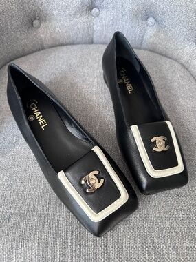 CHANEL BLAZY BLACK SQUARE TOE LEATHER FLATS WITH GOLD TURN LOCK CC LOGO size 39C